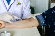 Profesjonalne pobranie krwi w gabinecie medycznym.webp