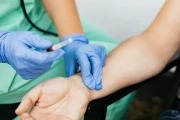 Pobranie krwi żylnej igła strzykawka.webp